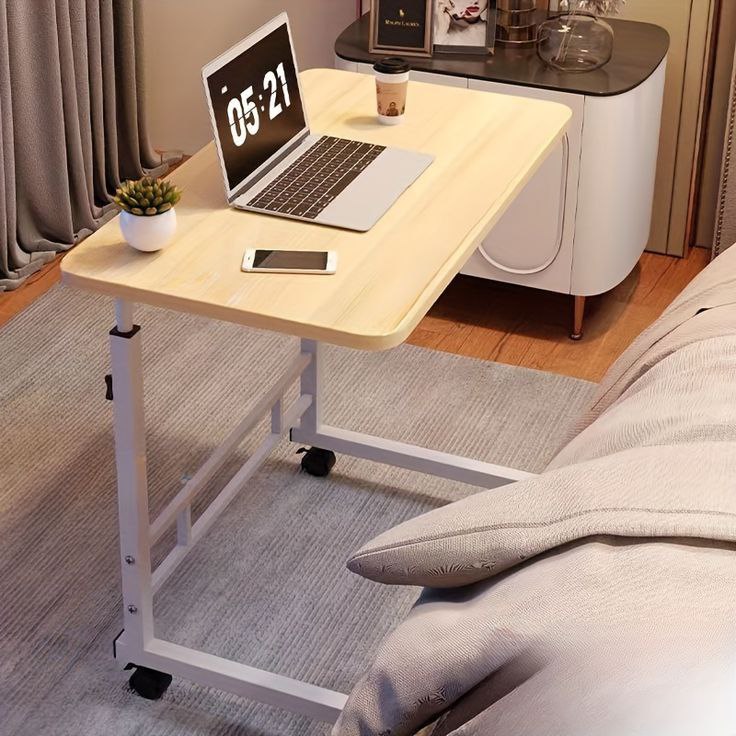 Bureau d'appoint réglable en hauteur avec roulettes pour une mobilité aisée
